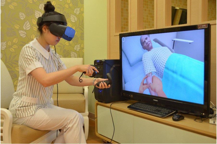 高擬真情境學習，多數人都害怕被重複注射多次的經驗；透過VR(虛擬實境) 學習正確注射的方法，在擬真病人身上錯了再練，直到正確為止，臨床實習時，可成功幫助病人。 長庚科大/提供