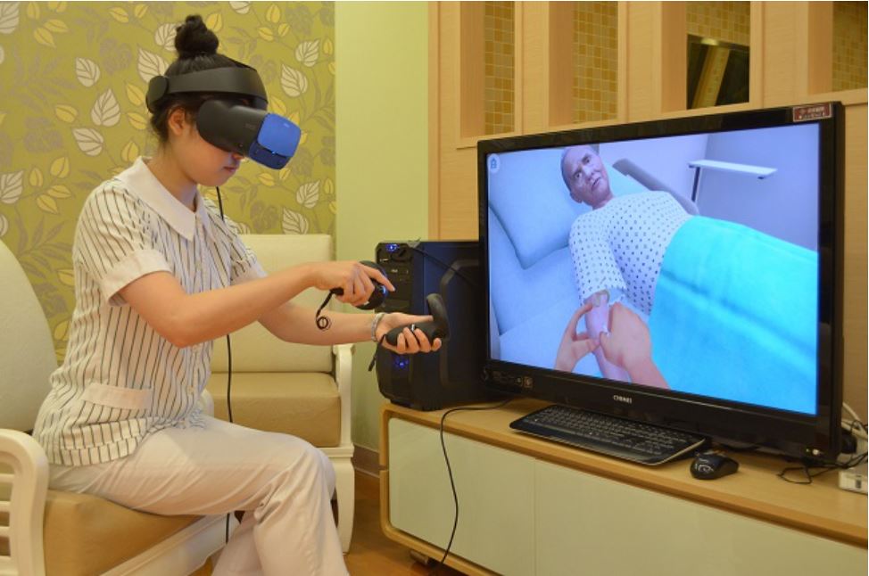 長庚科大透過VR(虛擬實境) 學習正確注射的方法，在擬真病人身上練習，學生臨床實習時，即可成功幫助病人。圖／長庚科技大學提供