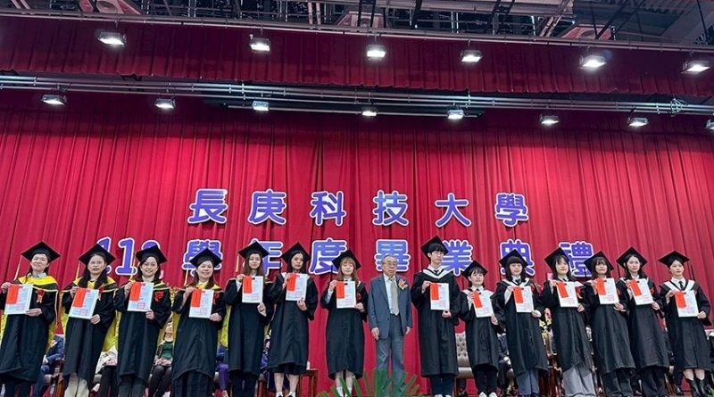 董事長王文淵為長庚科大畢業生頒發學業成績優良獎。 長庚科大/提供