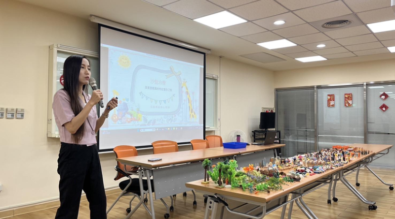圖1-心輔義工培訓活動榮幸邀請吳姝俐諮商心理師為我們介紹沙盤治療的探索之旅