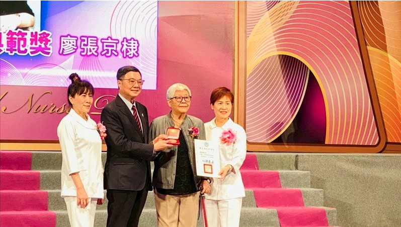 今年「台灣護理典範獎」得主廖張京棣(右2)。圖取自護理師護士公會全聯會臉書