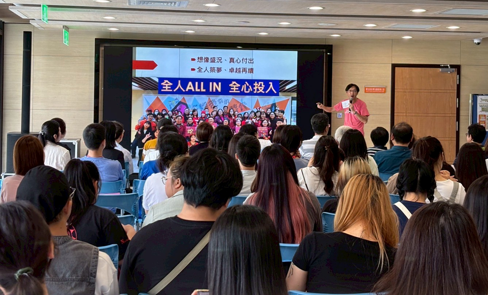 圖5-課外活動組趙俊彥組長於開幕式中圖文影音並用,娓娓道來長庚科大XYZ世代社團的過去、現在與未來。