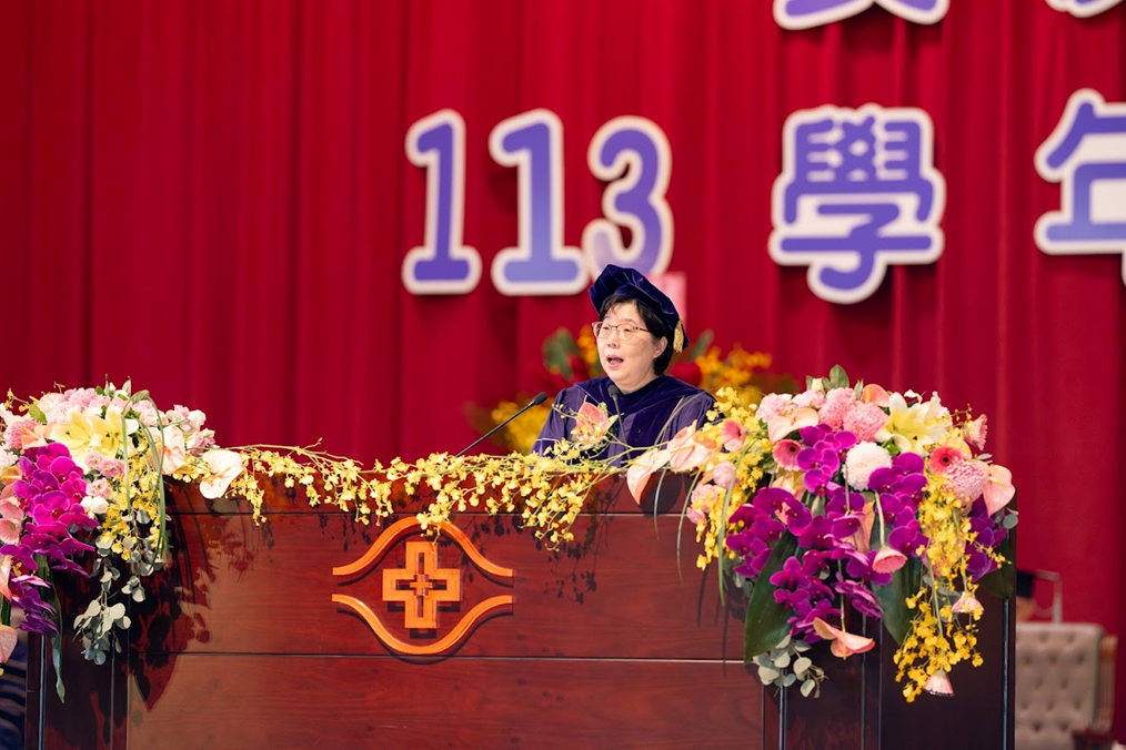 圖2-校長范君瑜於畢業典禮致詞,勉勵畢業生以堅韌心志與開闊視野迎接未來挑戰