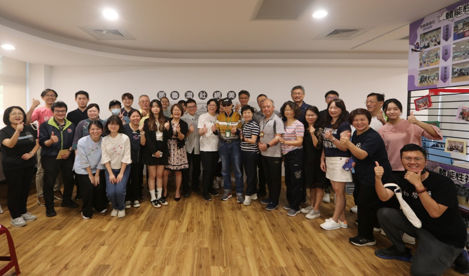圖1-校長及師長於全人教育大樓2樓創學堂與退休社團指導老師們「奉茶」歡聚。