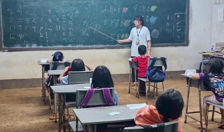 華語教學認識注音符號，透過黑板書寫與逐一引導方式，幫助當地孩童認識華語拼音系統，激發對語言學習的興趣與信心。