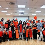 長庚科大揮毫活動促進跨文化交流 外籍生挑戰寫春聯迎新年