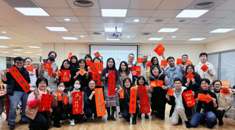 長庚科大揮毫活動促進跨文化交流 外籍生挑戰寫春聯迎新年