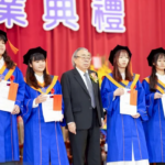 王文淵董事長為長庚科大畢業生頒發學業成績優良獎。（長庚科大提供）