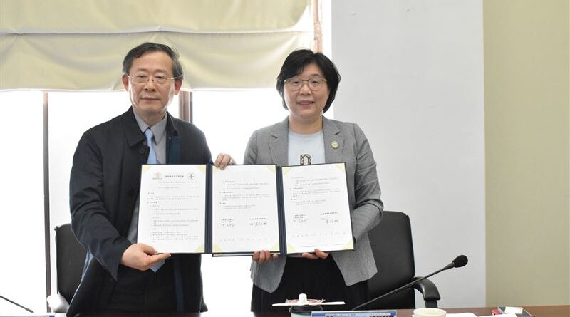 仁德醫專由黃柏翔校帶領團隊護理科諸葛芬主任、副主任陳嘉珮，以及高齡健康促進科陳翠芳主任等主管出席簽約儀式。