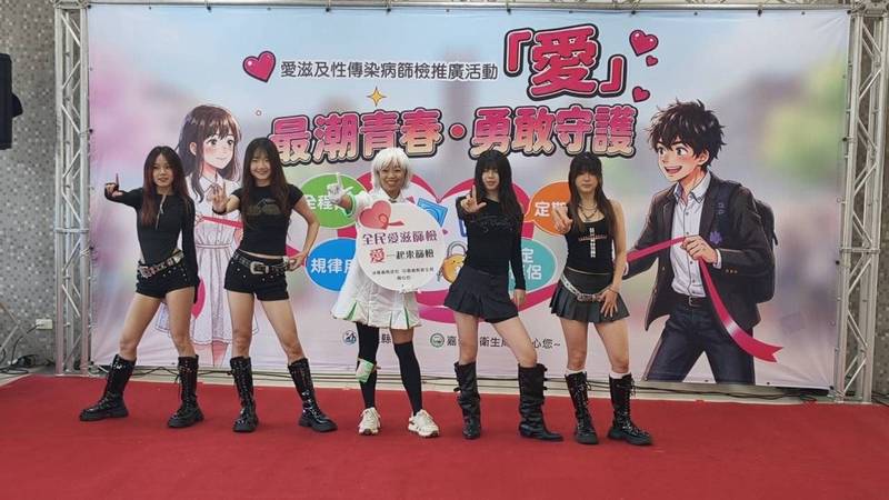 疾管署「疾病擬人Disease」角色白靜Cosplay與活動舞者互動,以輕鬆活潑方式傳遞防治知能。