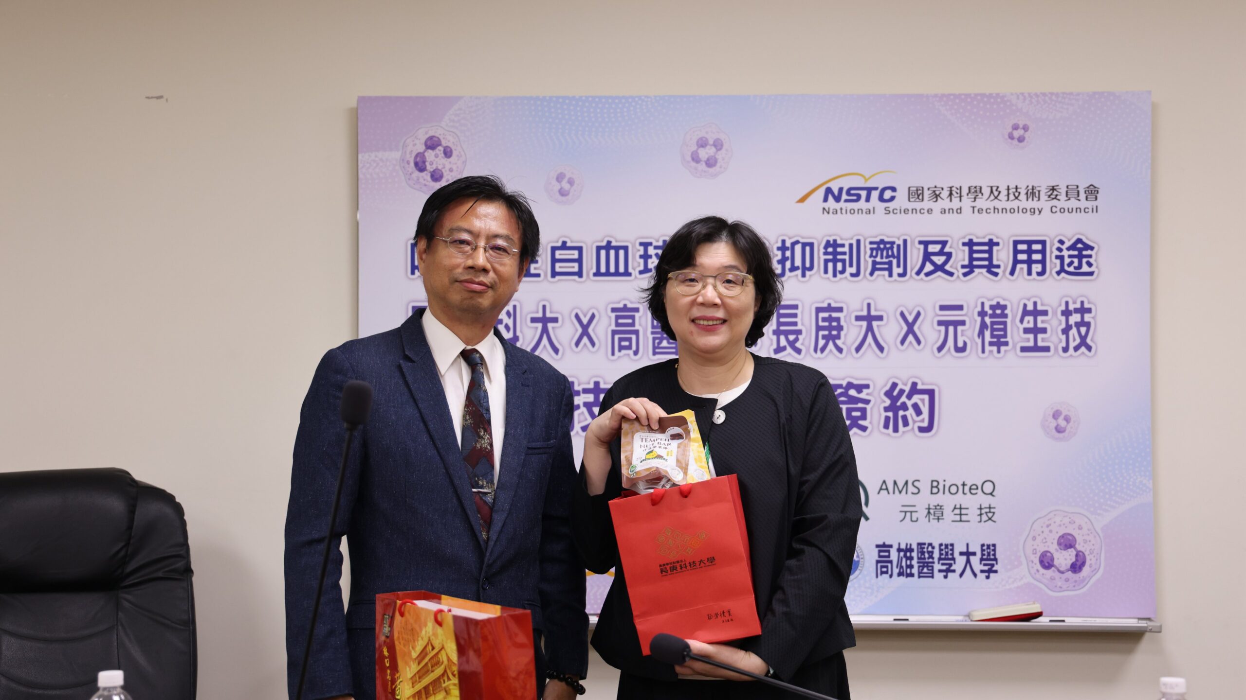 長庚科大范君瑜校長(右)代表三校致贈紀念品給元樟生技總經理張毅偉(左)。