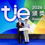 經濟部智慧財產局局長廖承威（左）頒發「2026台灣創新技術博覽會」銀牌獎給予長庚科技大學研究團隊。