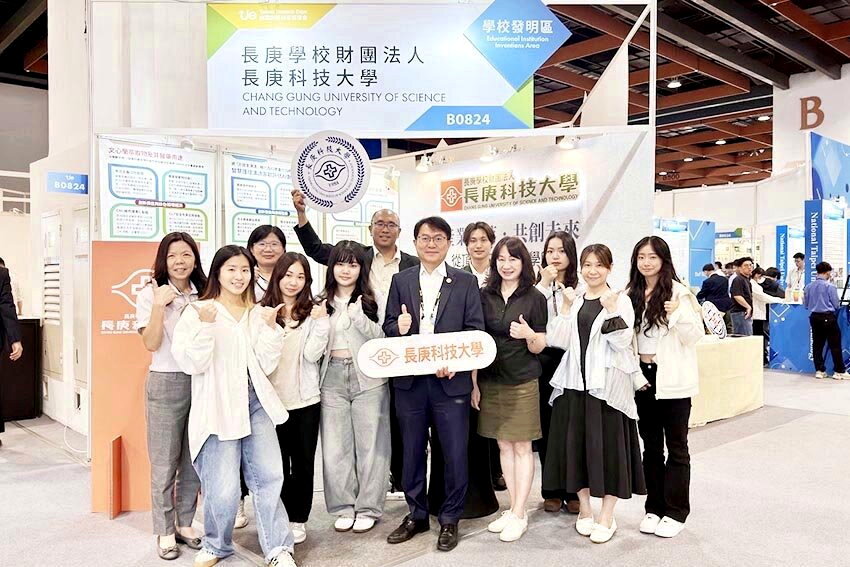 黃聰龍特聘教授(中)、藥物研發中心產學組組長張祐嘉助理研究員(後排左三)與長庚科大創新育成中心合照。