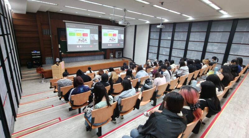 全校逾千名學生於各班教室同步連線，參與跨校 AI 講座。