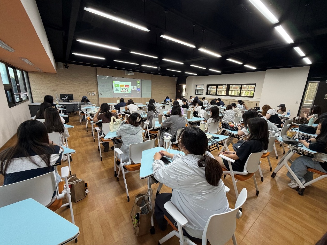 學生於智慧教室專注參與講座。