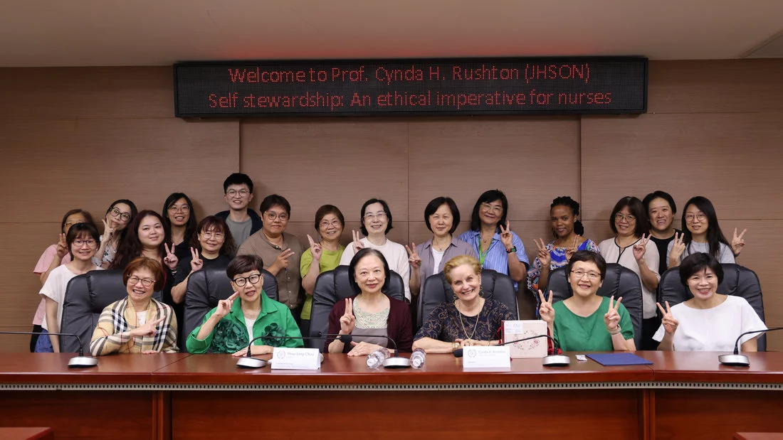 長庚科大師生與美國約翰霍普金斯大學教授Cynda H. Rushton合影,基隆長庚醫院護理督導胡瑞桃(左2)亦出席。