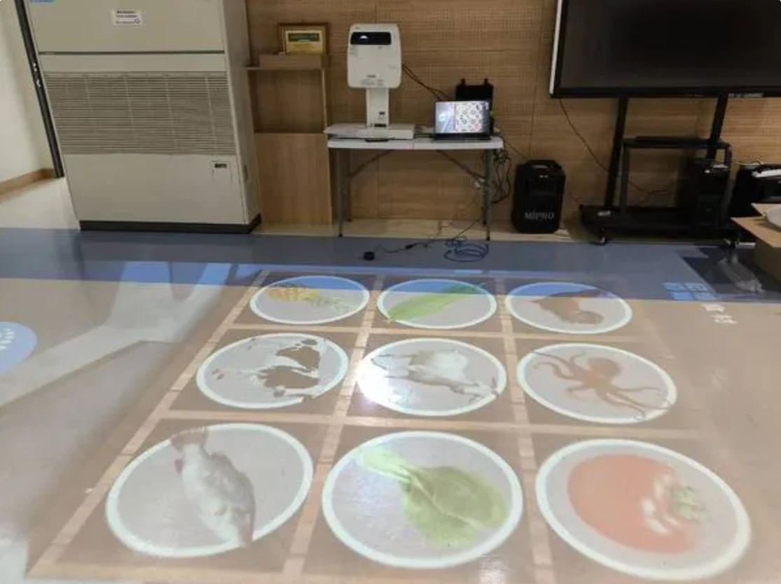 專為輕度認知障礙(MCI)及失智長者設計的桌面 AR 投影互動介面,提供記憶與邏輯訓練。